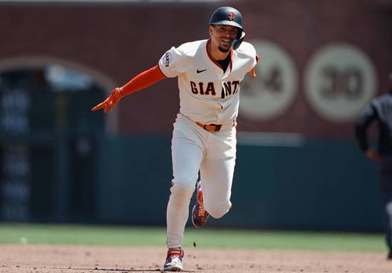 샌프란시스코 자이언츠 외야수 이정후가 5일 미국 캘리포니아주 샌프란시스코 오라클 파크에서 열린 2025 메이저리그 콜로라도 로키스와 홈 경기에 3번 타자 중견수로 선발 출전해 3타수 무안타 1사구 1타점 1득점을 기록했다. 샌프란시스코는 선발 투수 로건 웹의 7이닝 퀄리티 스타트 플러스 쾌투와 아다메스의 연속 타석 홈런에 힘입어 9-3 대승으로 3연승을 달렸다. 연합뉴스