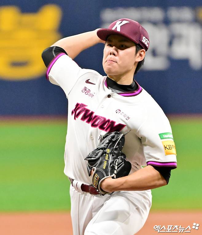 23일 오후 서울 구로구 고척스카이돔에서 열린 '2025 신한 SOL Bank KBO리그' 두산 베어스와 키움 히어로즈의 경기, 1회초 키움 선발투수 김윤하가 공을 힘차게 던지고 있다. 엑스포츠뉴스 DB