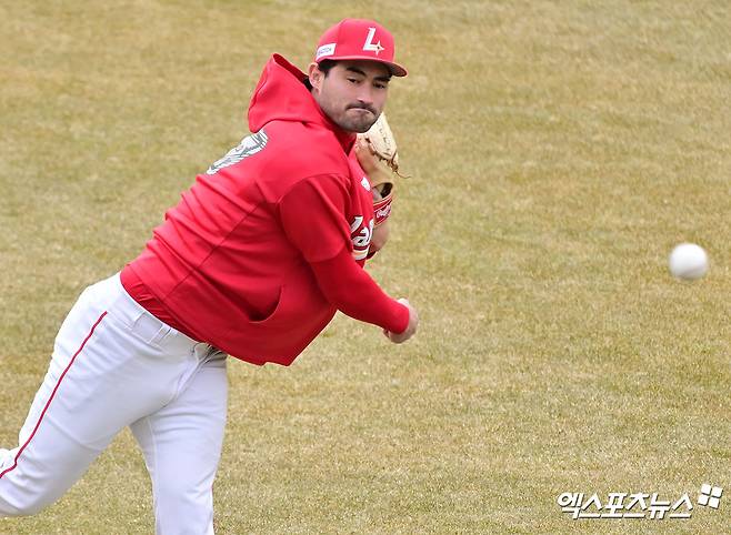 SSG 투수 화이트는 5일 사직구장에서 열린 '2025 신한 SOL Bank KBO 리그' 롯데와 주중 3연전 첫 번째 경기에서 선발 등판했다. 최종 성적 8이닝 1실점으로 팀 승리에 보탬이 됐다. 엑스포츠뉴스 DB