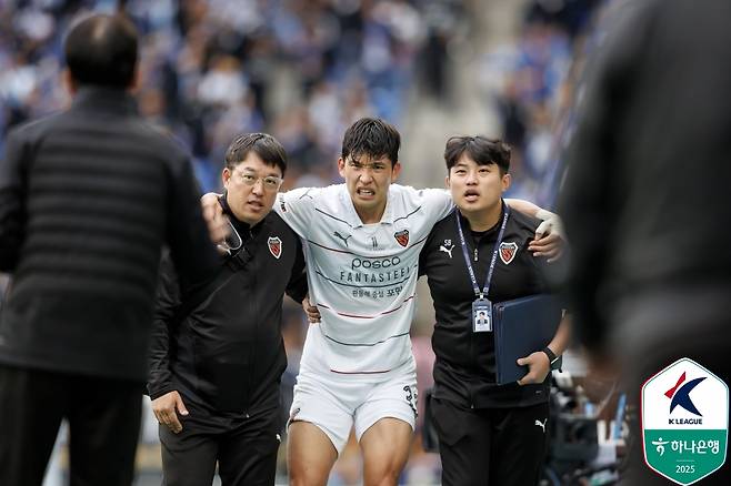 울산과 포항이 5일 울산 문수축구경기장에서 열린&nbsp;'하나은행 K리그1 2025' 12라운드 '동해안더비 원정 경기에서 1-1로 비겼다.  어린이날을 맞아 많은 가족 팬들을 비롯한 2만 3442명의 구름 관중이 더비 경기를 위해 경기장을 찾은 가운데, 승부를 가리지 못했다.&nbsp;한국프로축구연맹