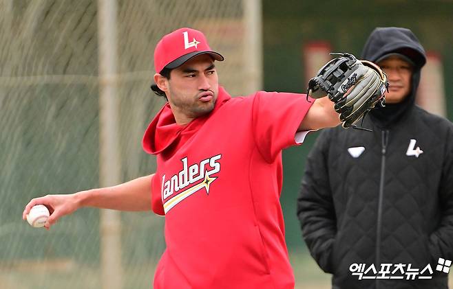 SSG 투수 화이트는 5일 사직구장에서 열린 '2025 신한 SOL Bank KBO 리그' 롯데와 주중 3연전 첫 번째 경기에서 선발 등판했다. 최종 성적 8이닝 1실점으로 팀 승리에 보탬이 됐다. 엑스포츠뉴스 DB