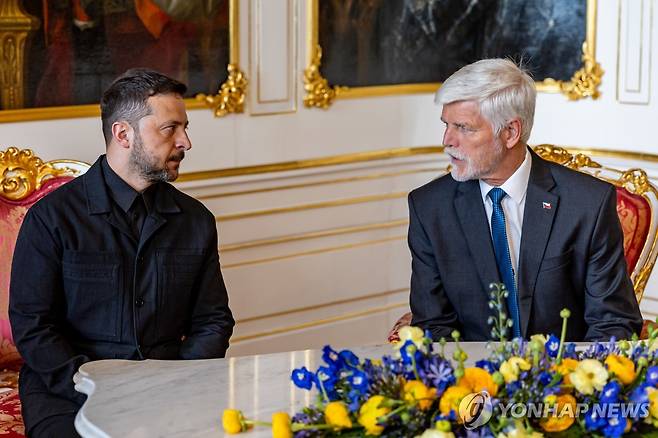 우크라-체코 정상 (프라하 EPA=연합뉴스) 볼로디미르 젤렌스키 우크라이나 대통령(좌)이 4일(현지시간) 체코 프라하를 방문해 페테르 파벨 체코 대통령과 회담하고 있다. 2025.5.4 photo@yna.co.kr [재판매 및 DB 금지]