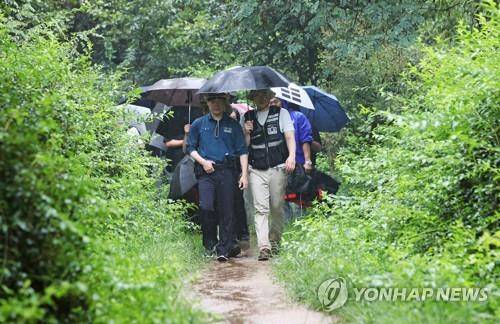 성폭행 현장을 점검하는 경찰들, 기사 내용과는 상관없음. [연합뉴스 사진]