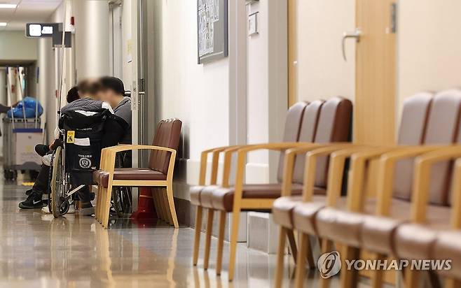 기다리는 환자 [연합뉴스 자료사진]