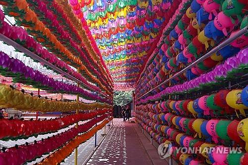 부처님 오신날 앞둔 조계사  (서울=연합뉴스) 서대연 기자 = 부처님 오신 날을 일주일 앞둔 28일 서울 종로구 조계사에 형형색색의 연등이 달려 있다. 2025.4.28 dwise@yna.co.kr