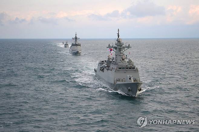 전 해역 해상훈련 및 해군참모총장 신년 지휘비행 (서울=연합뉴스) 지난 3일 서해상에서 실시한 첫 해상훈련에서 해군 2함대 함정들이 전술기동을 하고 있다. 2025.1.5 [해군 제공. 재판매 및 DB 금지] photo@yna.co.kr