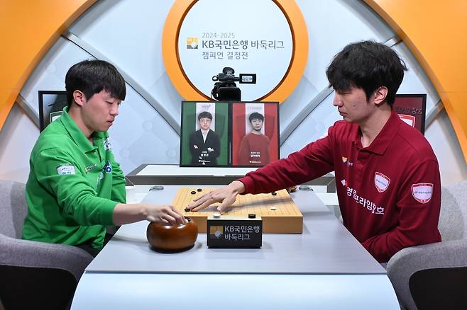 당이페이(오른쪽)가 1국에서 설현준에게 승리했다. [한국기원 제공. 재판매 및 DB 금지]