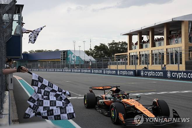 가장 먼저 체커기를 받은 오스카 피아스트리 [EPA=연합뉴스]