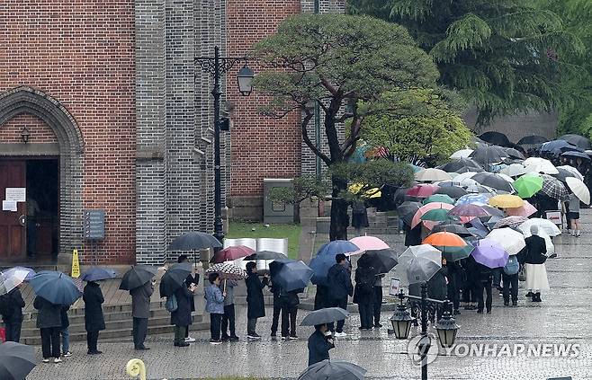 교황 추모 행렬 (서울=연합뉴스) 서명곤 기자 = 4월 22일 서울 중구 명동대성당 지하 성당에 마련된 프란치스코 교황 분향소에 입장하려는 추모객들이 줄을 서고 있다