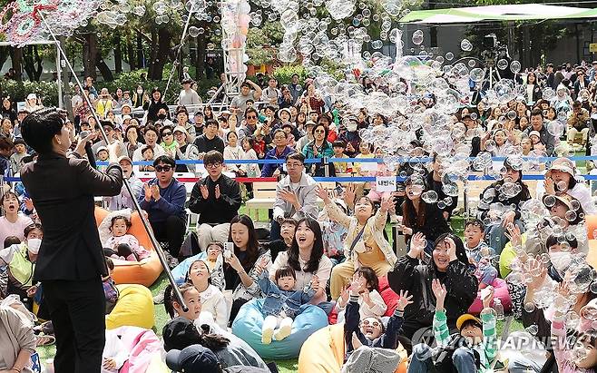어린이날 비눗방울 묘기 [노원구 제공. 재판매 및 DB 금지] photo@yna.co.kr