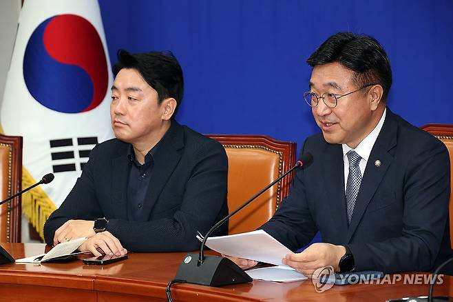 기자간담회 하는 윤호중 총괄선대본부장 (서울=연합뉴스) 박동주 기자 = 5일 서울 여의도 국회에서 더불어민주당 윤호중 총괄선대본부장이 기자간담회를 하고 있다. 2025.5.5 pdj6635@yna.co.kr