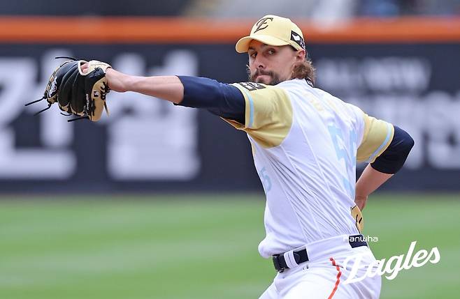 와이스의 역투 (서울=연합뉴스) 한화 와이스가 5일 대전 한화생명볼파크에서 열린 프로야구 삼성과의 홈 경기에 선발 등판해 역투하고 있다. [한화 이글스 제공. 재판매 및 DB 금지]