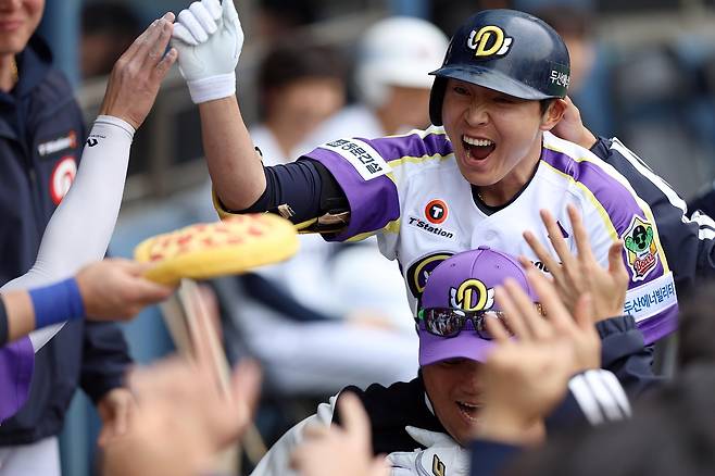 환호하는 정수빈 정수빈이 5일 서울 잠실구장에서 열린 2025 프로야구 LG 트윈스전 1-0으로 앞선 3회말 공격에서 우월 솔로 홈런을 친 뒤 박석민 코치의 등에 업혀 팀 동료들과 기쁨을 나누고 있다. [두산 베어스 제공. 재배포 및 DB 금지]