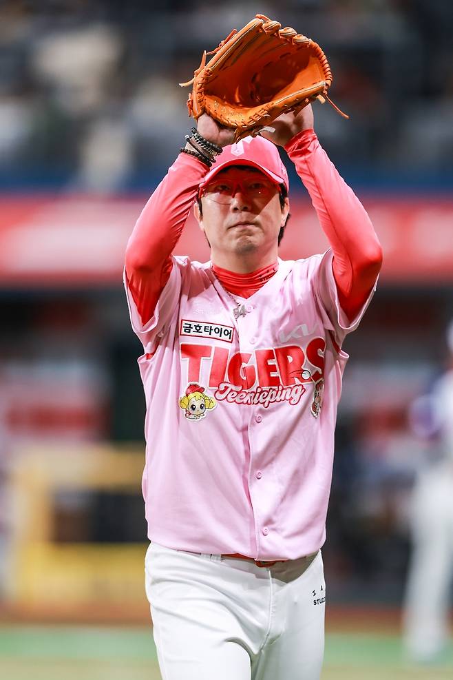 팬들에게 인사하는 KIA 양현종 (서울=연합뉴스) 5일 서울 고척스카이돔에서 열린 키움과 방문 경기에 선발 등판한 KIA 양현종이 마운드를 내려가며 팬들에게 인사하고 있다. [KIA 타이거즈 제공. 재판매 및 DB 금지]