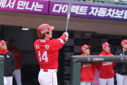 SSG 최정, 개인 통산 498호 홈런 (서울=연합뉴스) SSG 최정이 5일 부산 사직구장에서 열린 프로야구 롯데와 방문 경기, 1회초 무사 1, 2루에서 왼쪽 담을 넘어가는 3점 홈런을 치고 있다. 개인 통산 498호 홈런. [SSG 랜더스 제공. 재판매 및 DB 금지]