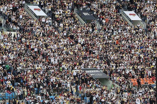 '어린이날 더비'에 전 좌석 매진 (서울=연합뉴스) 임화영 기자 = 5일 서울 잠실야구장에서 열린 프로야구 LG 트윈스와 두산 베어스의 경기가 관중들로 꽉 차있다. 이날 '어린이날 더비' 는 전 좌석 매진됐다. 2025.5.5 hwayoung7@yna.co.kr