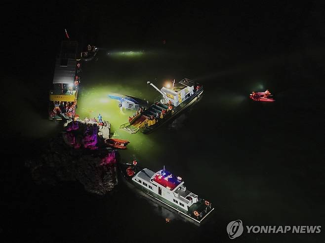 중국 구이저우성 유람선 전복 사고 현장 수색·구조작업 모습[AP 신화=연합뉴스]
