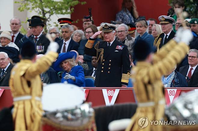 열병식 지켜보는 찰스 3세(가운데) [로이터 연합뉴스]