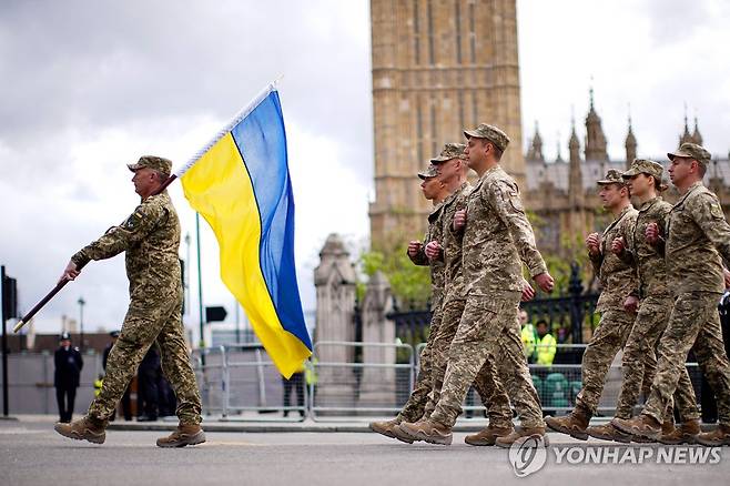 우크라 국기 들고 행진하는 우크라군 [AFP 연합뉴스]