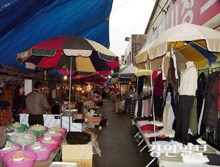 오산 오색시장의 원래 이름은 ‘중앙시장’ 이었다. 2000년대 초반 모습 /경인일보DB