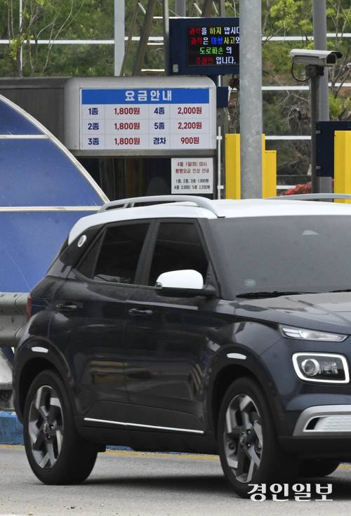 6일 오후 수원시 장안구 수원북부순환로 장안톨게이트에서 차량이 영업소를 통과하고 있다. 2025.5.6 /이지훈기자 jhlee@kyeongin.com