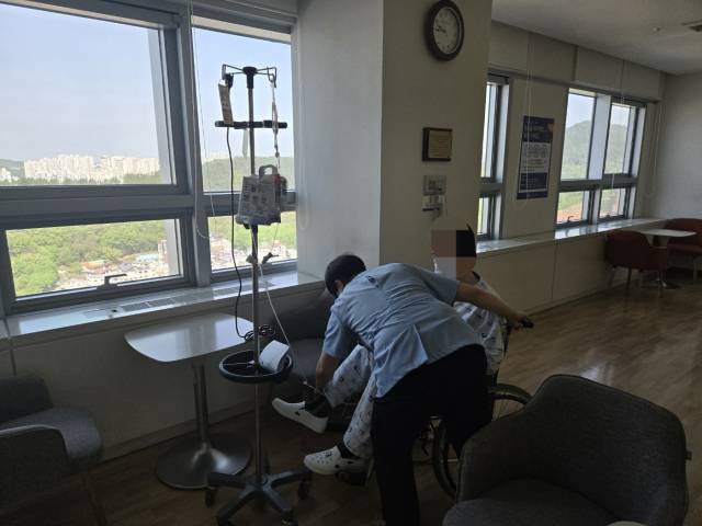 지난 4월 24일 대구 계명대 동산병원 병동에서 심장 이식 대기자 동희 씨가 재활운동을 가기 위한 모습. 호흡곤란을 호소하는 동희 씨는 의료진의 도움 없이는 홀로 이동하는 데 어려움이 있다. 임재환 기자