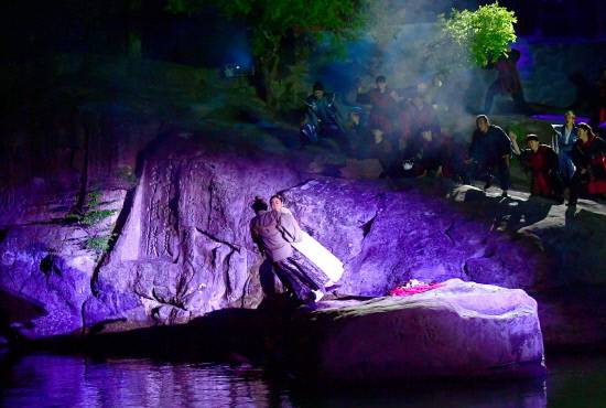 지난 2일 촉석루 앞 의암바위에서 실연된 실경역사뮤지컬 '의기논개'에서 논개가 왜장을 안고 뛰어들고 있다. 사진=진주시