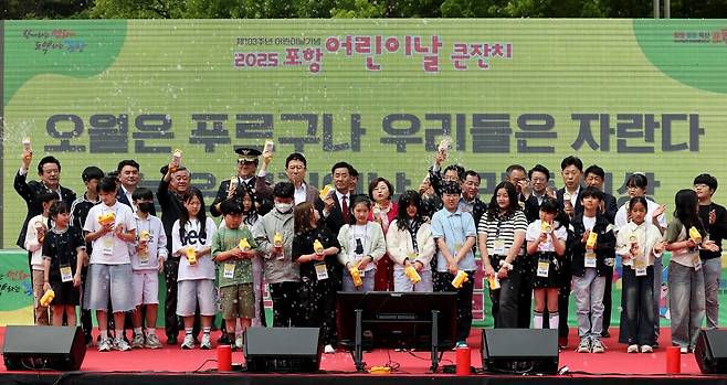 모범 어린이 표창을 받은 학생과 내빈들이 어린이날 기념 노래를 합창하고 있다. /이용선기자 photokid@kbmaeil.com