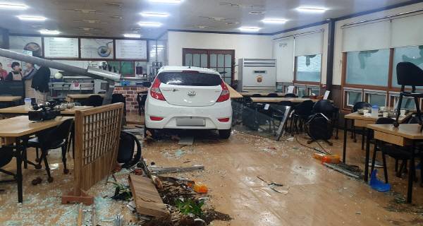 6일 오후 4시 19분께 달서구 도원동 한 식당으로 차량이 돌진하는 사고가 발생했다.&nbsp; 정훈진 기자 jhj131@kyongbuk.com
