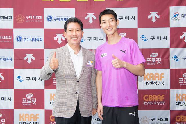지난달 22일 2025 구미아사이육상경기선수권대회 국내 선발전에 참가한 높이뛰기 종목 우상혁 선수(오른쪽)가 김장호 구미시장과 기념사진을 찍고 있다. 구미시 제공.
