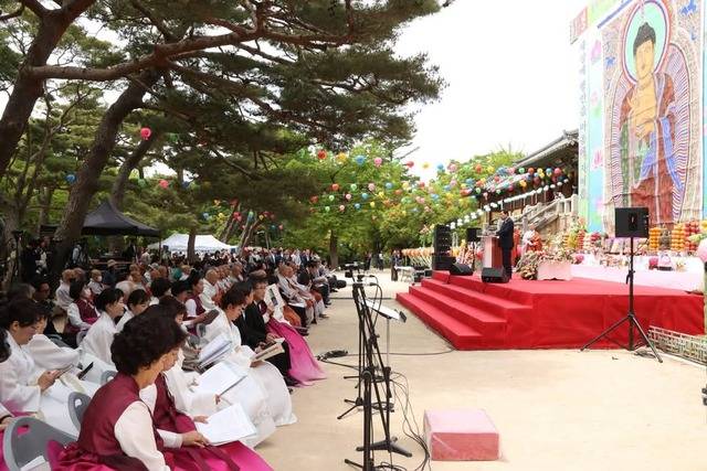 셰계유산 경주 불국사에서 5일 석탄일을 맞아 법요식이 진행되고 있다.