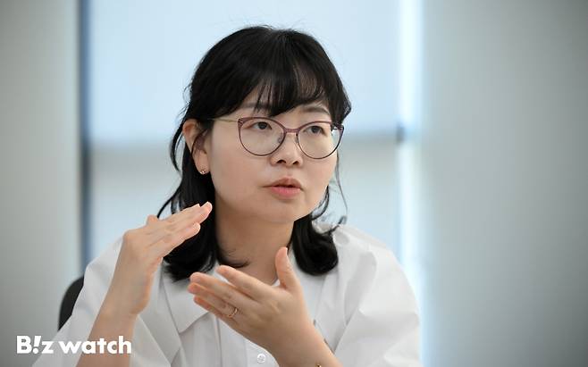 신영증권 박세라 연구위원이 비즈워치와 인터뷰를 진행하고 있다./사진=이명근 기자 qwe123@