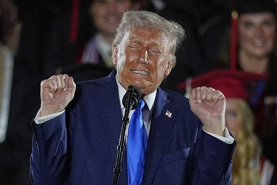 도널드 트럼프 미국 대통령이 1일(현지 시간) 앨라배마주 터스컬루사에 있는 앨라배마대학교 졸업식에서 연설하는 모습. 사진=뉴시스/AP