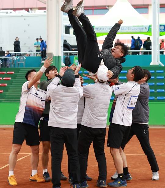 수원시청 임교성 감독이 헹가래를 받고 있다. 대한소프트테니스협회 제공