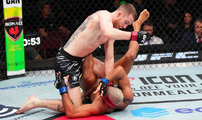 코리 샌드헤이건이 데이비슨 피게레도에게 파운딩 펀치를 퍼붓고 있다. 사진=UFC
