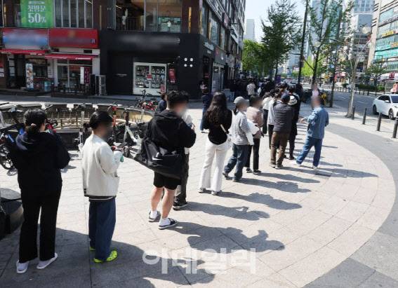 SK텔레콤 매장 앞에서 유심 교체를 위해 줄을 서고 있는 시민들 (사진=연합뉴스)