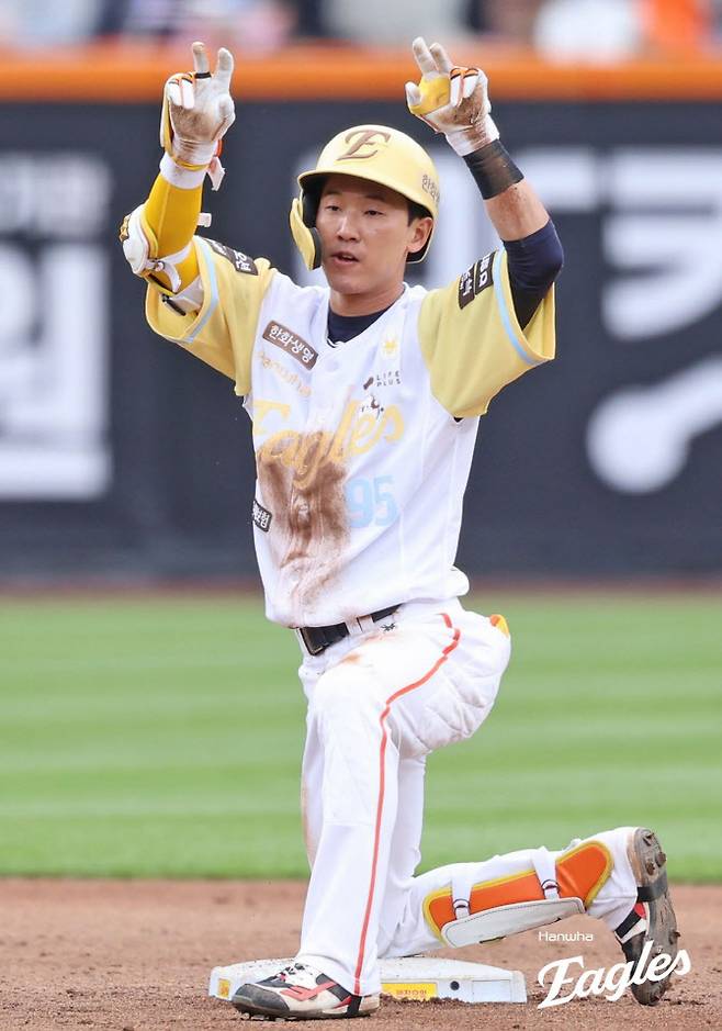 한화이글스 황영묵이 동점의 발판이 되는 2루타를 터뜨린 뒤 세리머니를 하고 있다. 사진=한화이글스