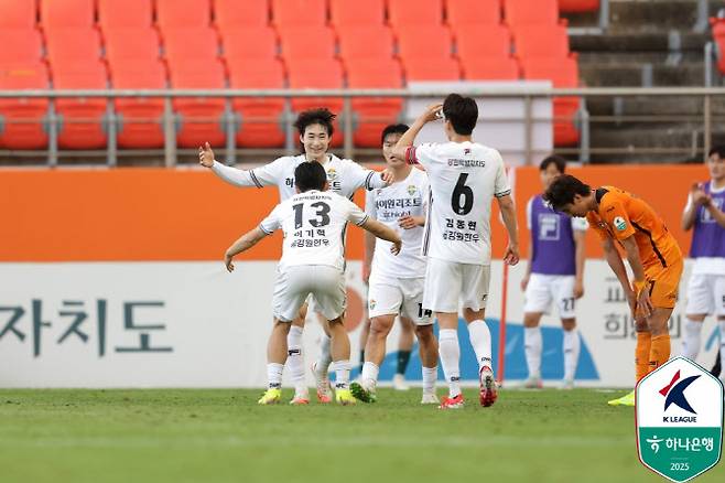 이지호(강원)가 득점 후 동료들과 기쁨을 나누고 있다. 사진=한국프로축구연맹