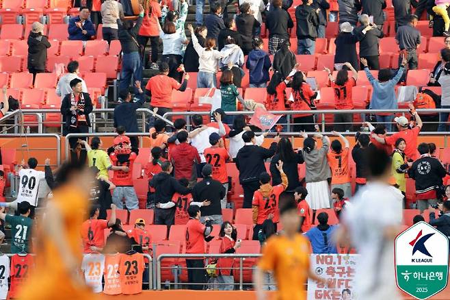 승리를 확신한 강원FC 팬들이 포즈난을 하고 있다. 사진=한국프로축구연맹
