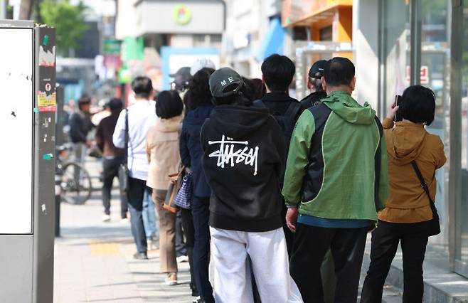 해킹 공격으로 가입자 유심 정보가 탈취된 SK텔레콤이 가입자 유심 무상 교체를 시작한 28일 오전 경기 수원시의 한 SK텔레콤 직영 매장 앞에 고객들이 줄지어 대기하고 있다. (사진=뉴스1)