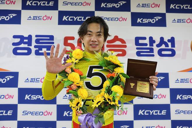 정종진이 지난 3일 경륜에서 역대 최단기 통산 500승 달성에 성공했다.(사진 국민체육진흥공단 제공)