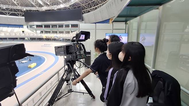 방송전문가 직업체험교실에 참가한 학생이 중계용 카메라를 체험해 보고 있다.(사진 국민체육진흥공단 제공)