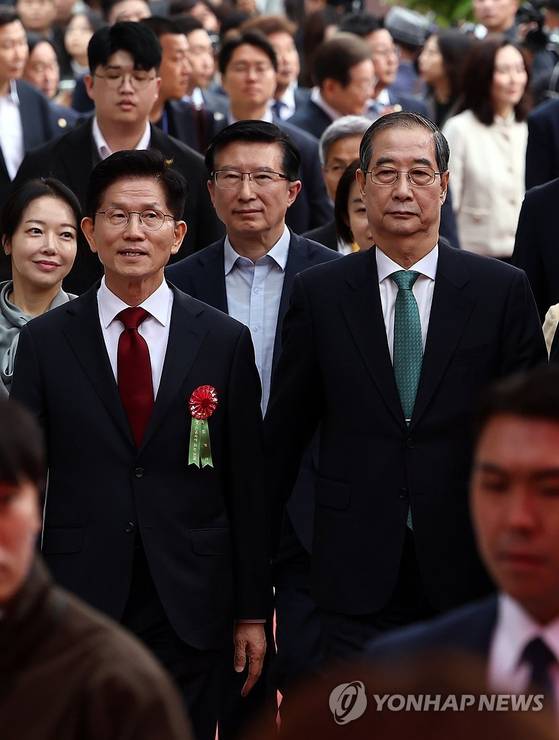 국민의힘 김문수 대선 후보(왼쪽)와 무소속 한덕수 대선 예비후보가 5일 서울 종로구 조계사에서 열린 불기 2569년 부처님오신날 봉축법요식에 참석하고 있다. 〈사진=연합뉴스〉