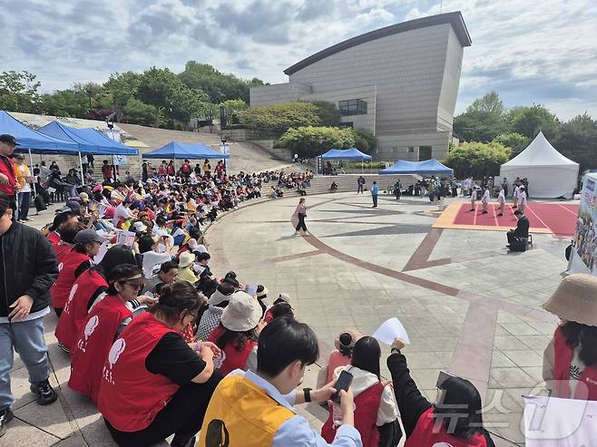 5일 전북자치도 전주시 한국소리문화의전당 야외놀이마당에서 열린 어린이날 축제 한마당을 찾은 시민들이 공연을 보며 즐거운 시간을 보내고 있다. 2025.5.5/뉴스1 ⓒ News1 유경석 기자