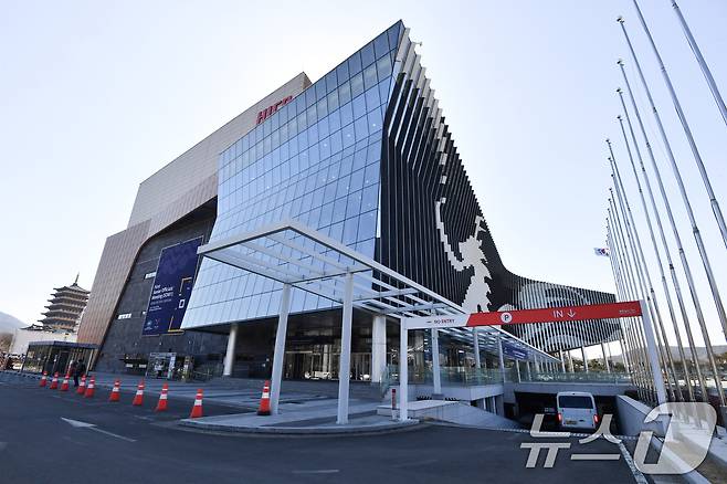 APEC 고위관리회의(SOM1) 개막을 하루 앞둔 23일 회의장인 경북 경주시 보문단지 내 화백컨벤션센터에서 막바지 준비에 한창이다. 이번 회의는 24일부터 다음 달 9일까지 HICO에서 APEC 21개 회원국 대표단 등 2000여명이 28개 회의체를 구성해 총 100여 차례의 회의를 개최한다 2025.2.23/뉴스1 ⓒ News1 최창호 기자