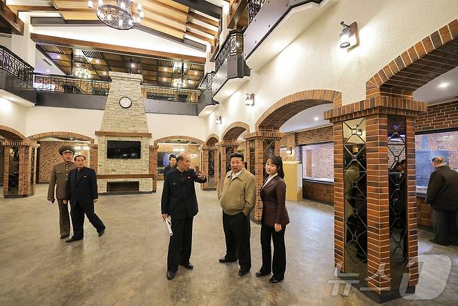 지난달 4일 김정은 당 총비서가 딸 주애와 함께 화성지구 3단계 주요 봉사시설을 둘러보는 모습 [국내에서만 사용가능. 재배포 금지. DB 금지. For Use Only in the Republic of Korea. Redistribution Prohibited] rodongphoto@news1.kr