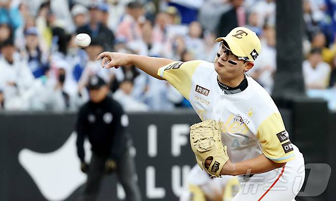 5일 대전 한화생명볼파크에서 열린 '2025 신한 SOL 뱅크 KBO리그' 프로야구 한화 이글스와 삼성 라이온즈 경기에서 한화 마무리 김서현이 9회초 투구하고 있다. 2025.5.5/뉴스1 ⓒ News1 김기남 기자