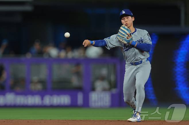 LA 다저스 김혜성이 6일(한국시간) 열린 2025 메이저리그 마이애미 말린스전에서 9번 타자 2루수로 선발 출전해 4타수 2안타 1타점 1득점 1도루로 맹활약했다. ⓒ 로이터=뉴스1