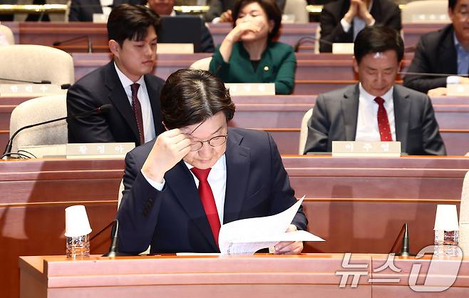 권성동 국민의힘 원내대표가 5일 서울 여의도 국회에서 열린 의원총회에서 자료를 살피고 있다. 2025.5.5/뉴스1 ⓒ News1 김민지 기자