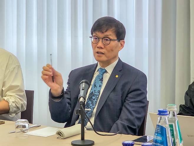 이창용 한국은행 총재가 5일(현지시간) 오전 아시아개발은행(ADB) 연차 총회 참석차 방문한 이탈리아 밀라노에서 국내 기자단과 간담회를 가지고 있다.(한국은행 제공)